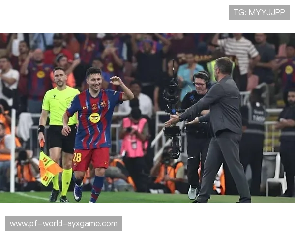 巴萨倒三角传回中路，拉菲尼亚迎球抽射破门